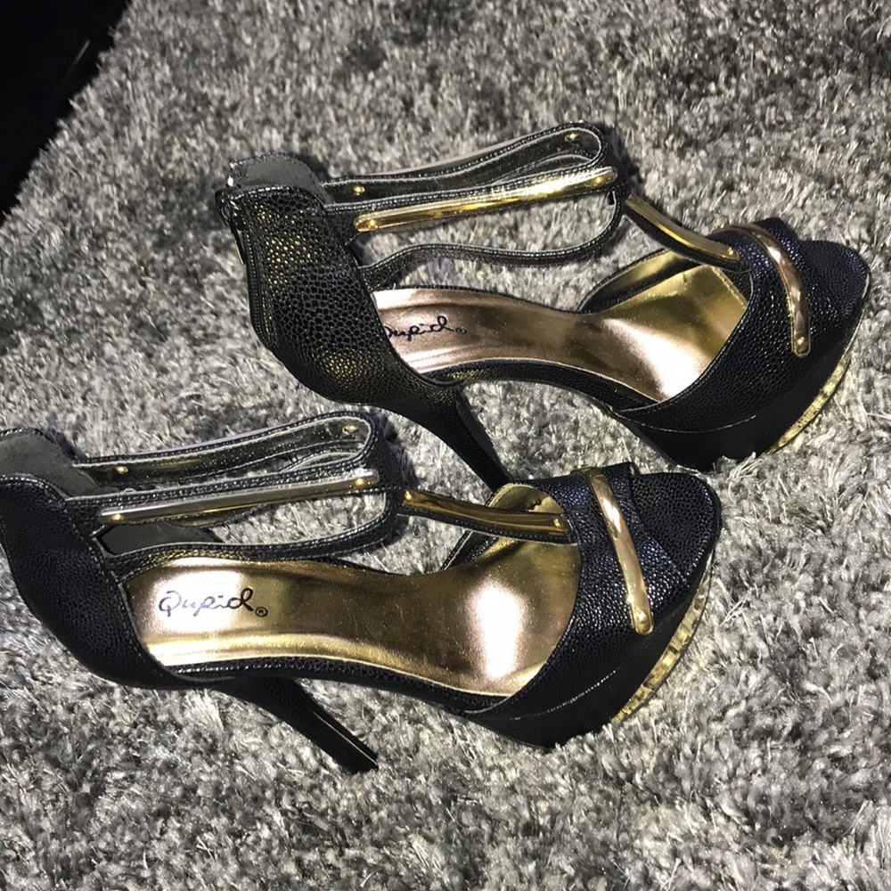 Black Pumps